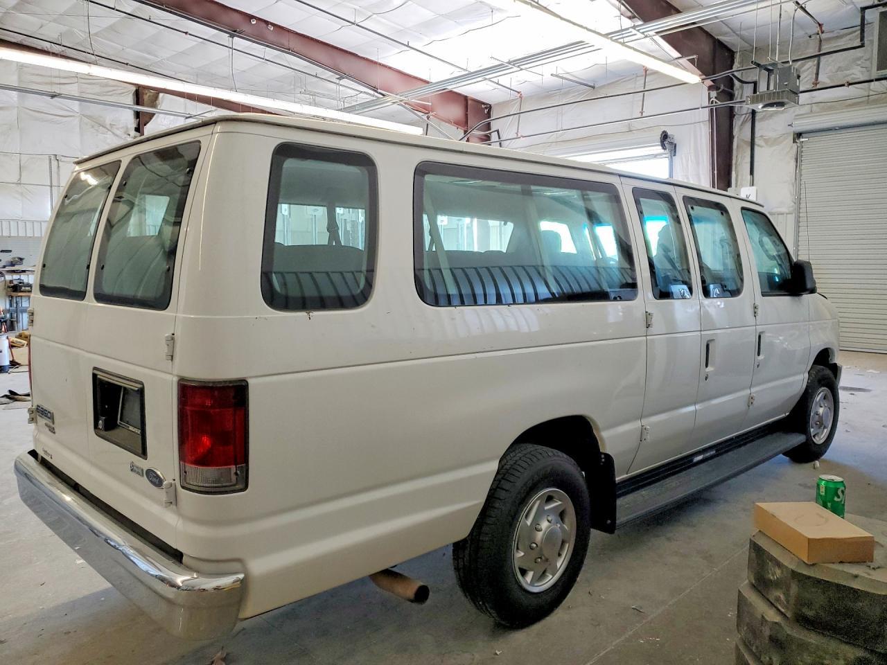 2010 Ford Econoline E350 Super Duty Wagon - Фото 3