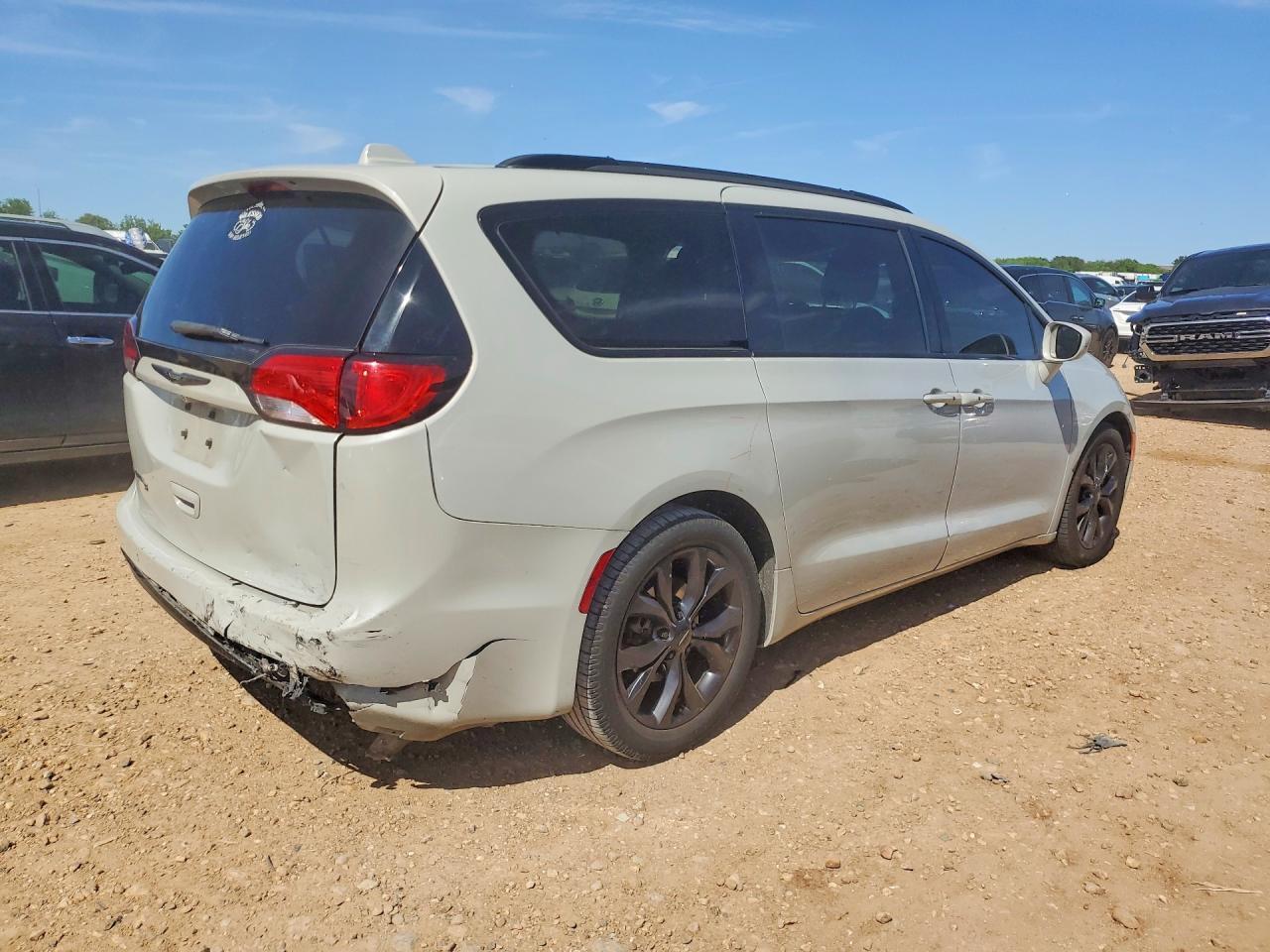 2020 Chrysler Pacifica Touring - Image 3