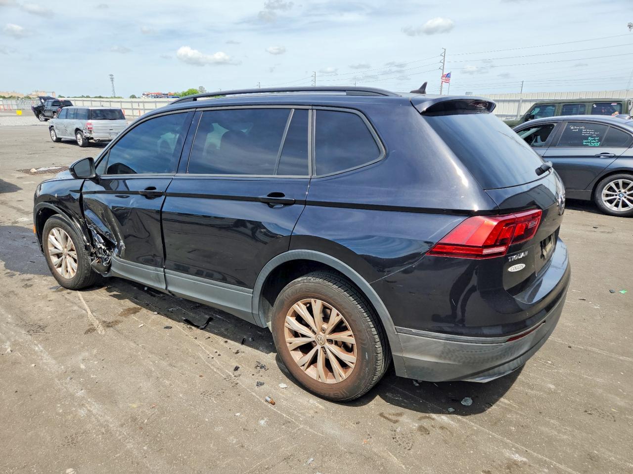 2020 Volkswagen Tiguan S - Фото 2