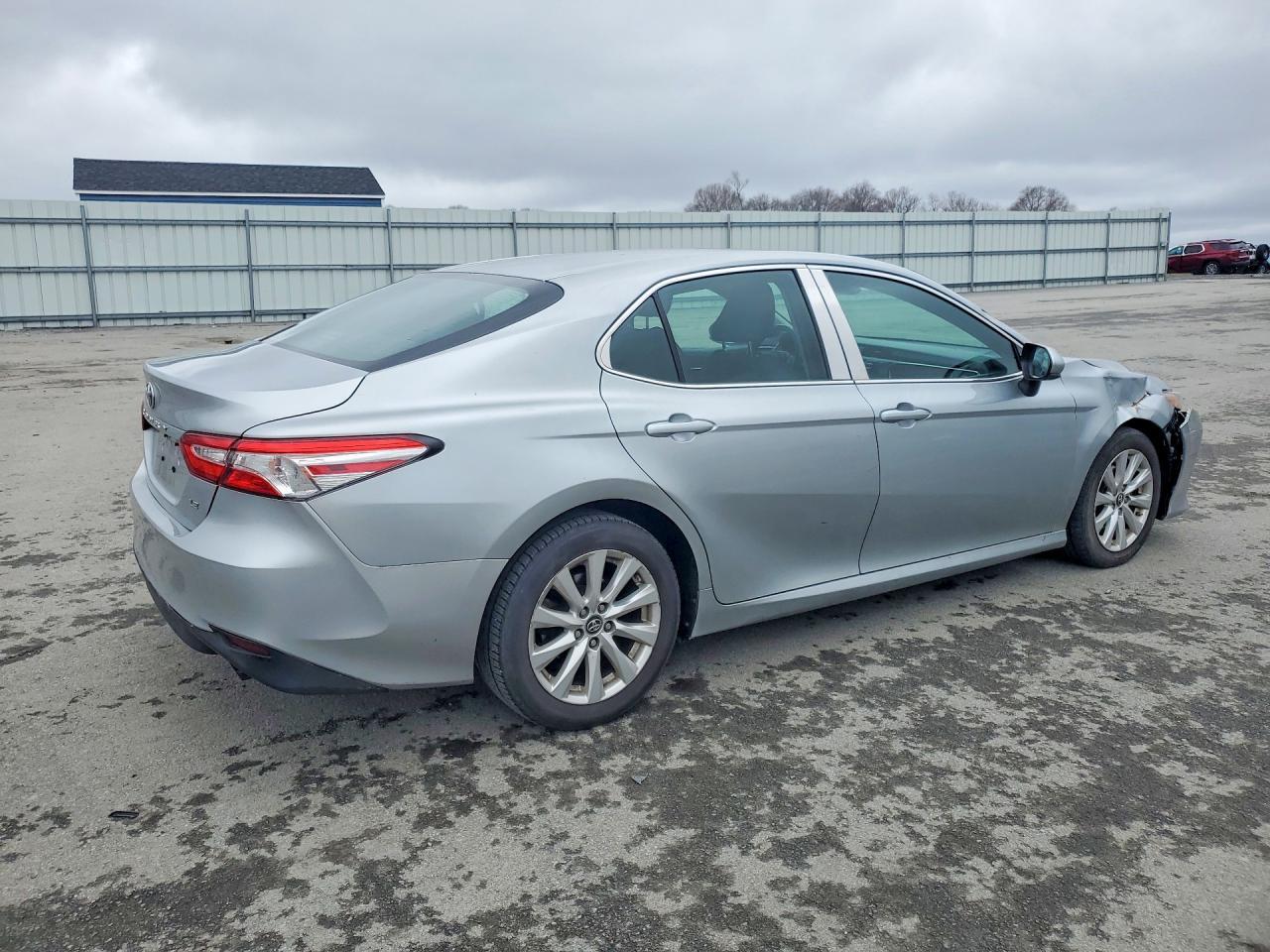 2018 Toyota Camry Le - Фото 3