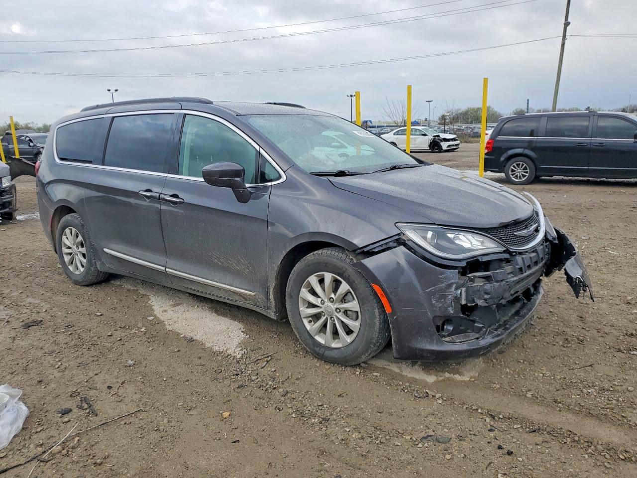 2017 Chrysler Pacifica Touring L - Image 4