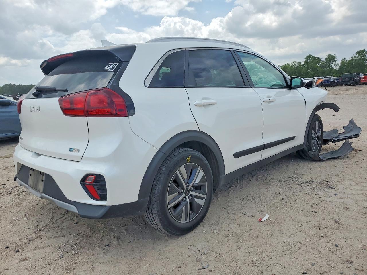2022 Kia Niro Lxs - Image 3