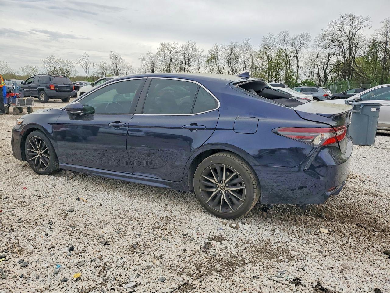 2022 Toyota Camry Se - Фото 2