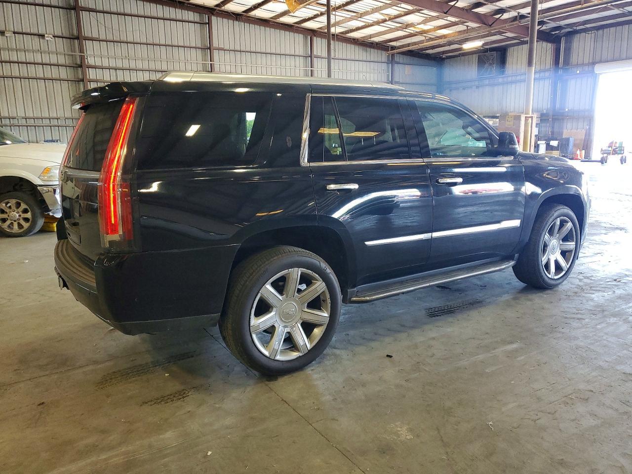 2018 Cadillac Escalade Luxury - Image 3