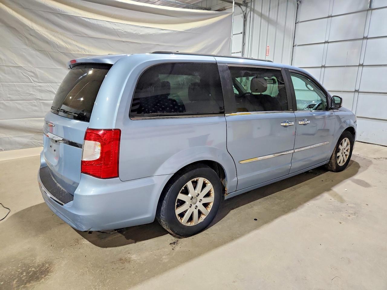 2012 Chrysler Town & Country Touring L - Фото 3