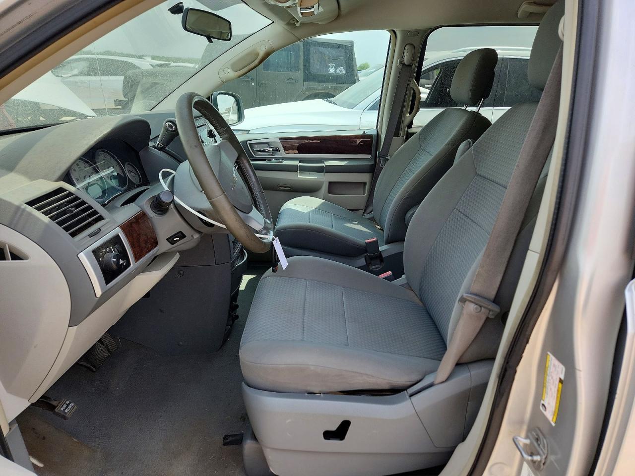 2010 Chrysler Town & Country Touring - Image 7