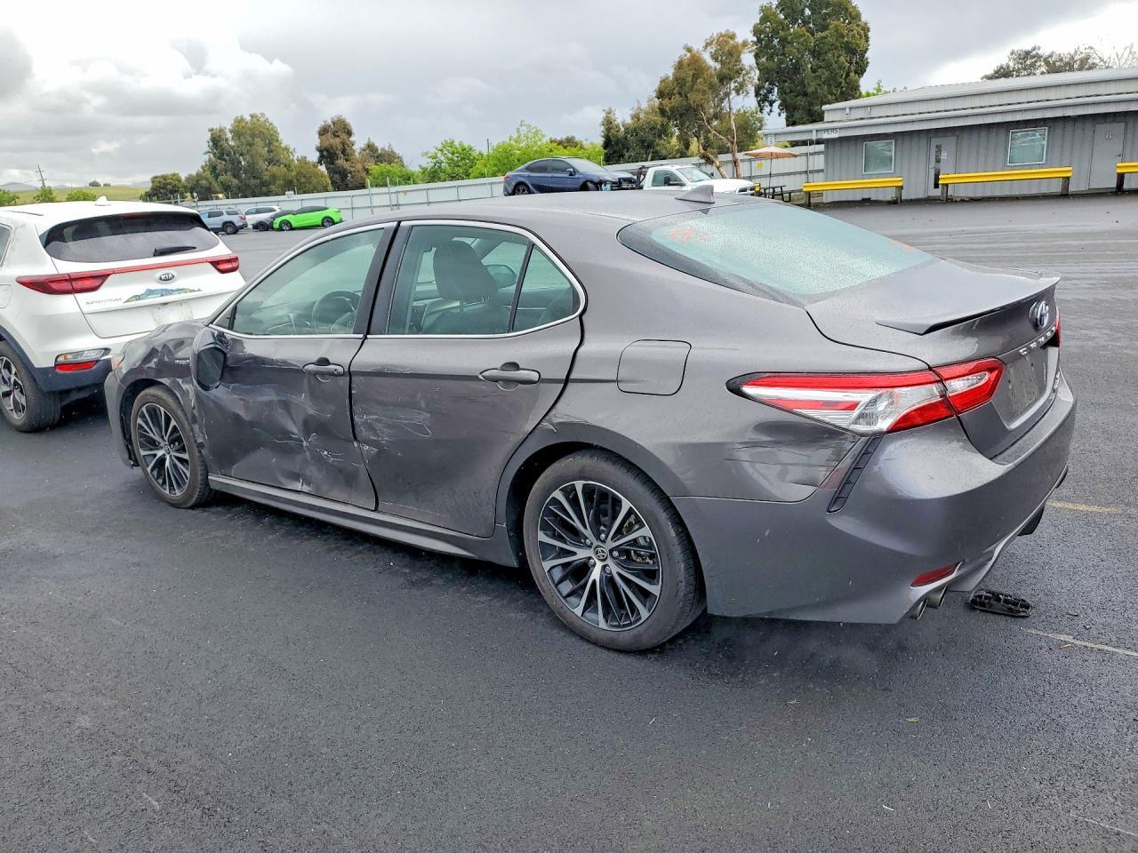 2020 Toyota Camry - Фото 2