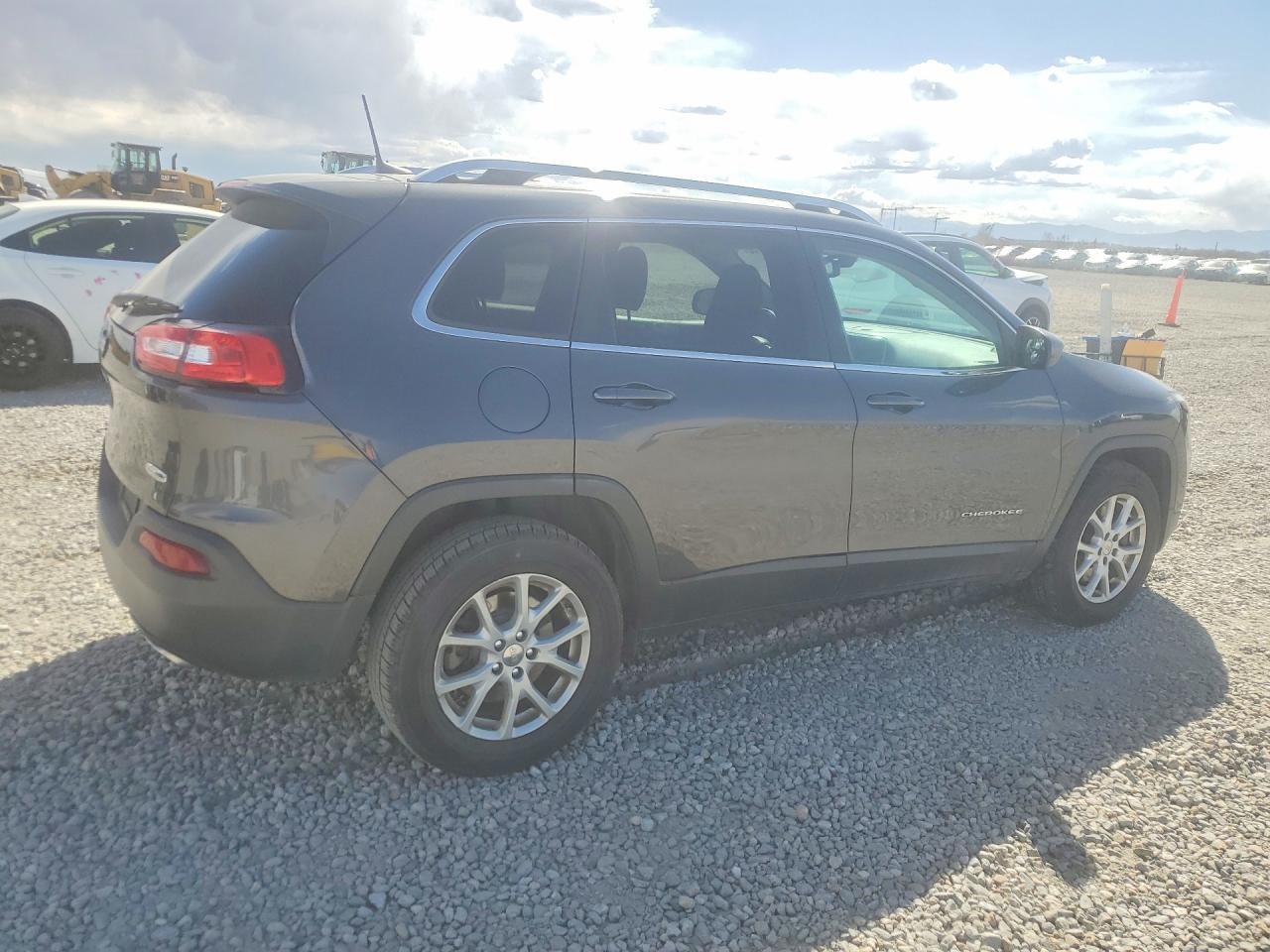 2016 Jeep Cherokee Latitude - Image 3