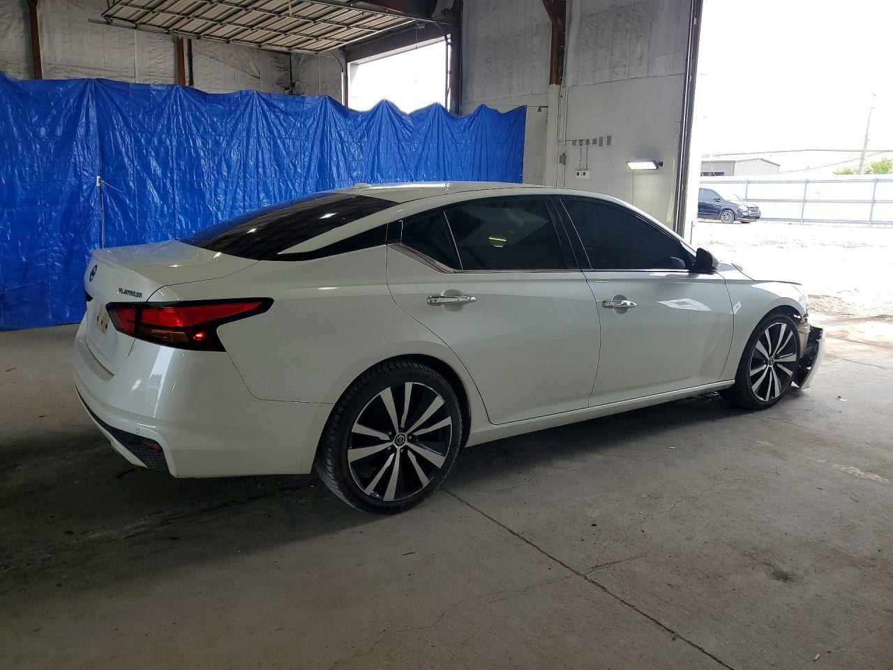 2019 Nissan Altima Platinum - Image 3