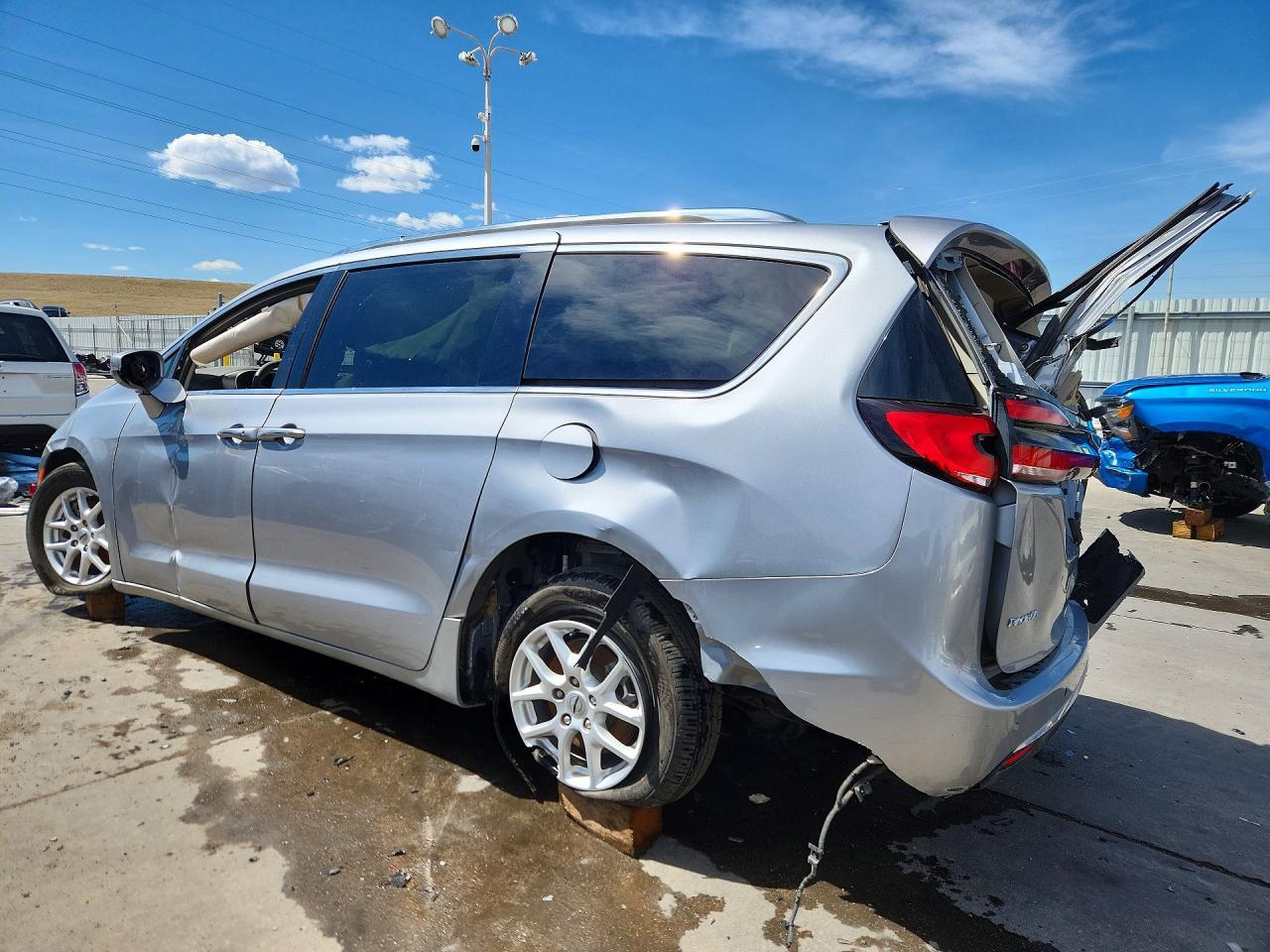 2021 Chrysler Pacifica Touring L - Image 2