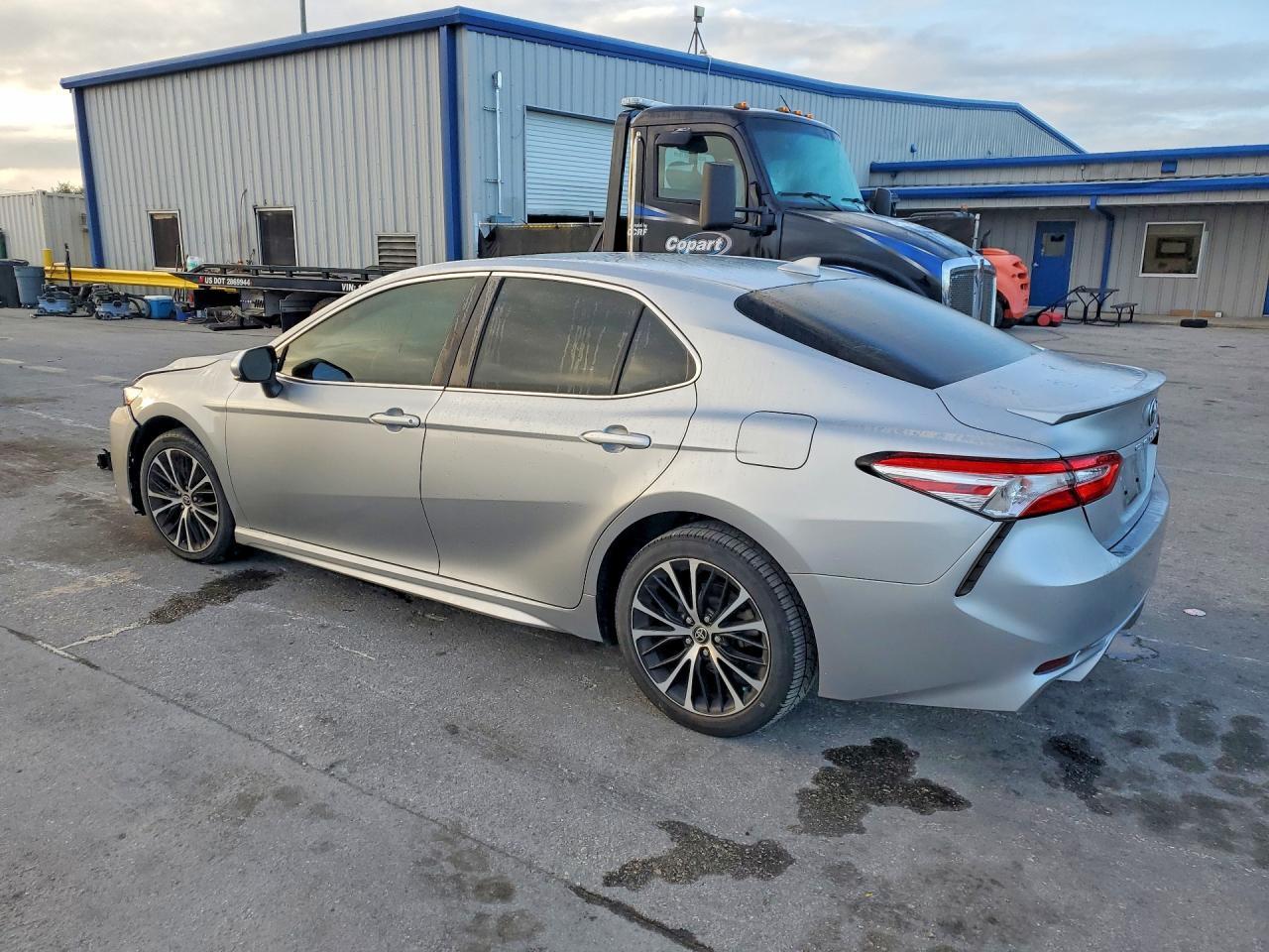 2020 Toyota Camry Se - Фото 2
