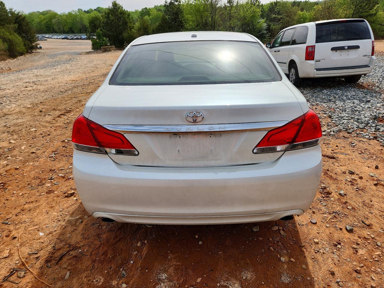 2011 Toyota Avalon Limited - Image 6