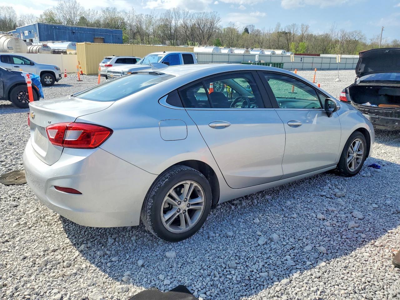 2018 Chevrolet Cruze Lt - Image 3