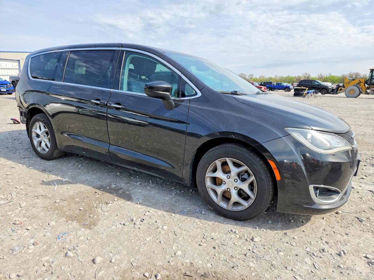 2017 Chrysler Pacifica Touring L - Image 4