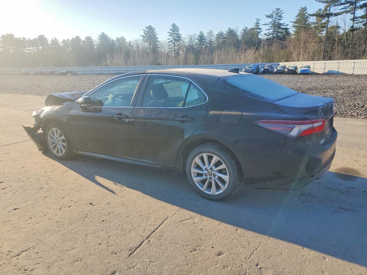 2021 Toyota Camry Le - Фото 2