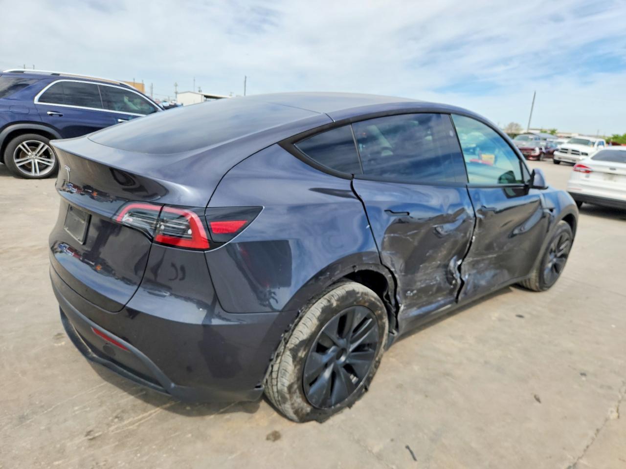 2025 Tesla Model Y - Фото 3