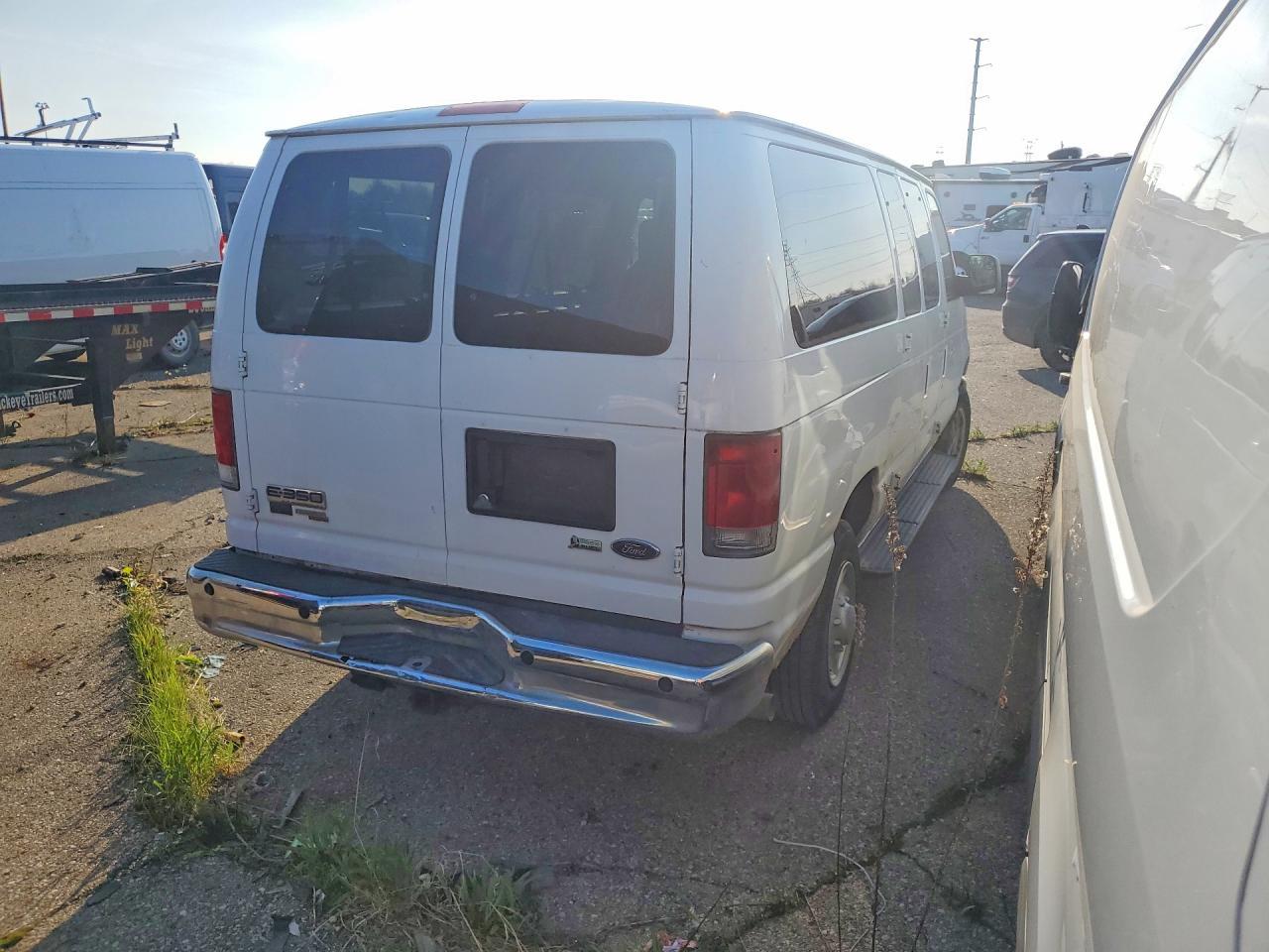 2010 Ford Econoline E350 Super Duty Wagon - Фото 3
