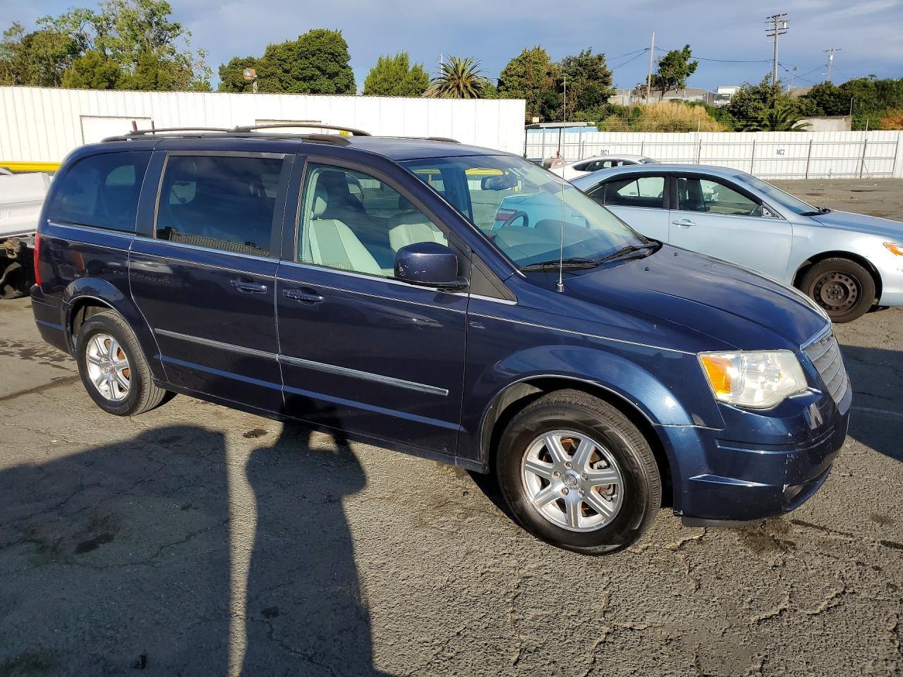2009 Chrysler Town & Country Touring - Image 4