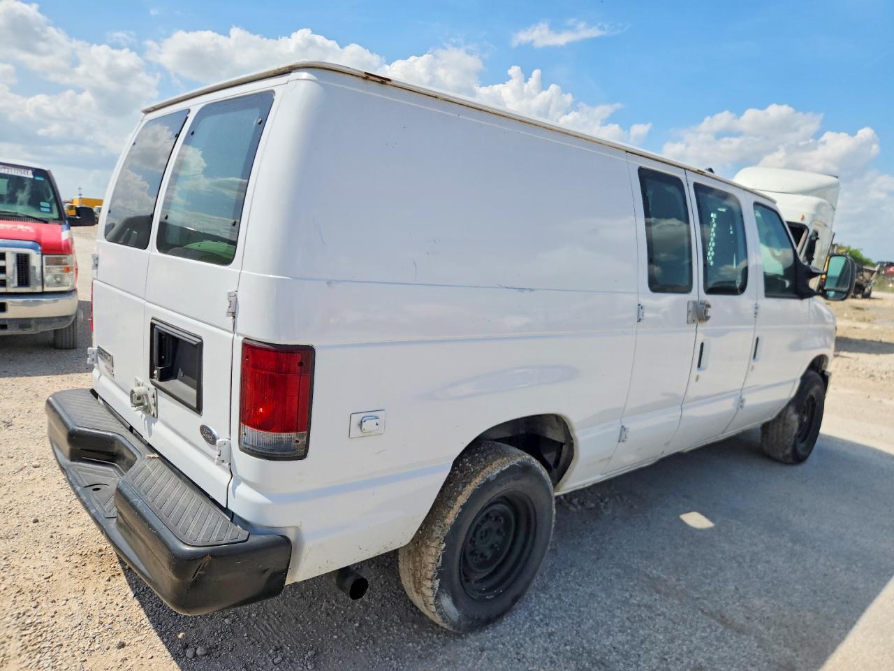 2011 Ford Econoline E250 Van - Фото 3