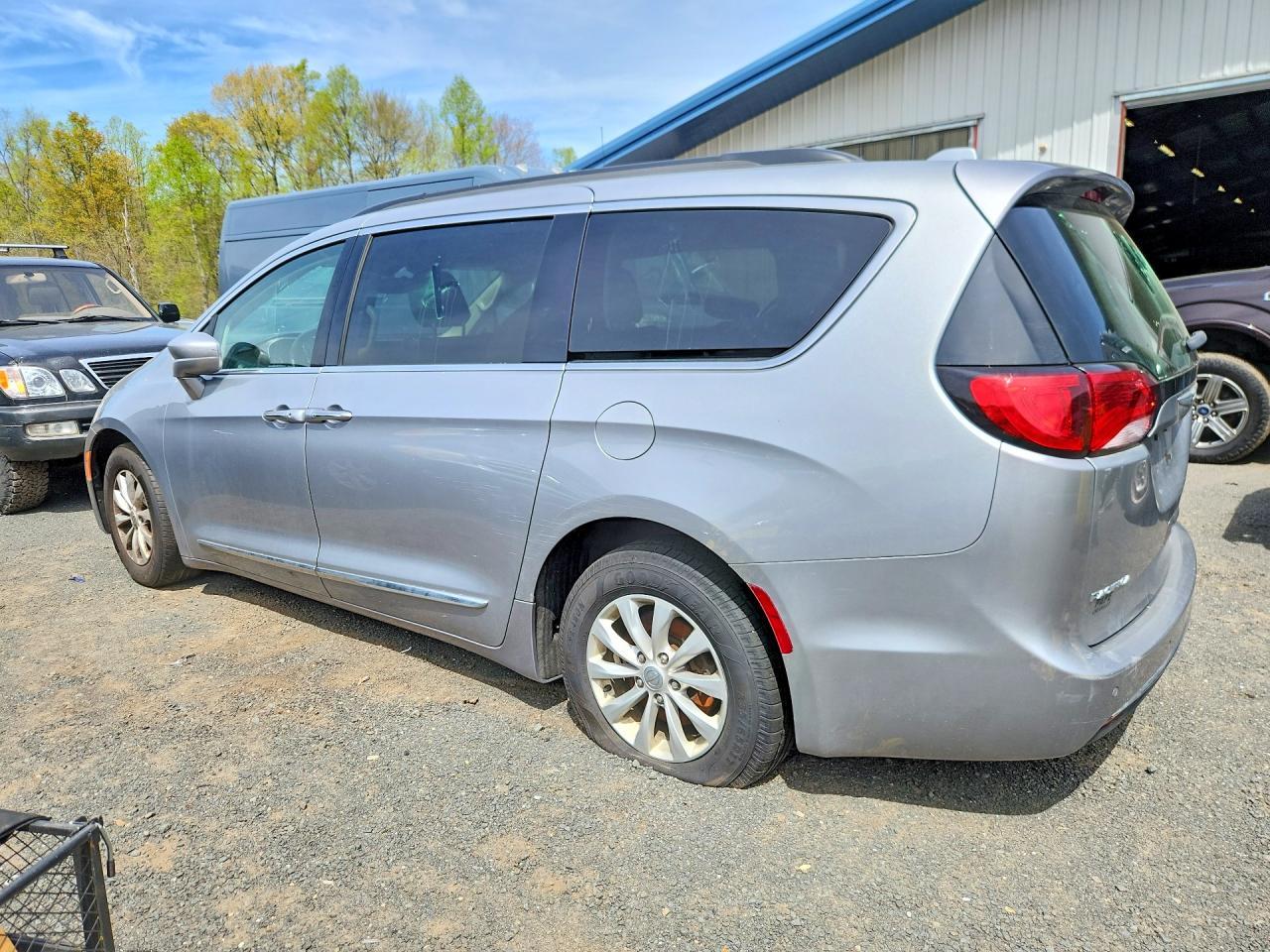 2017 Chrysler Pacifica Touring L - Фото 2