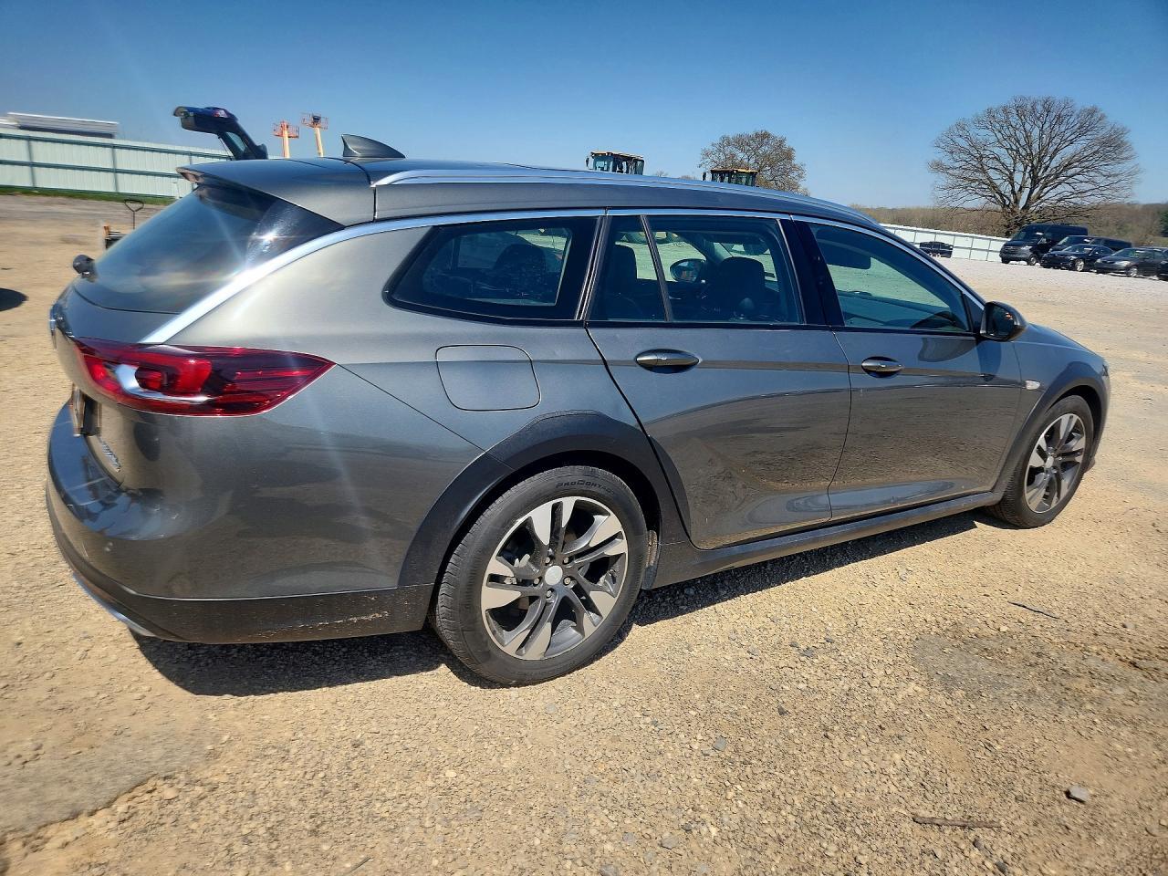 2019 Buick Regal Tourx Essence - Image 3