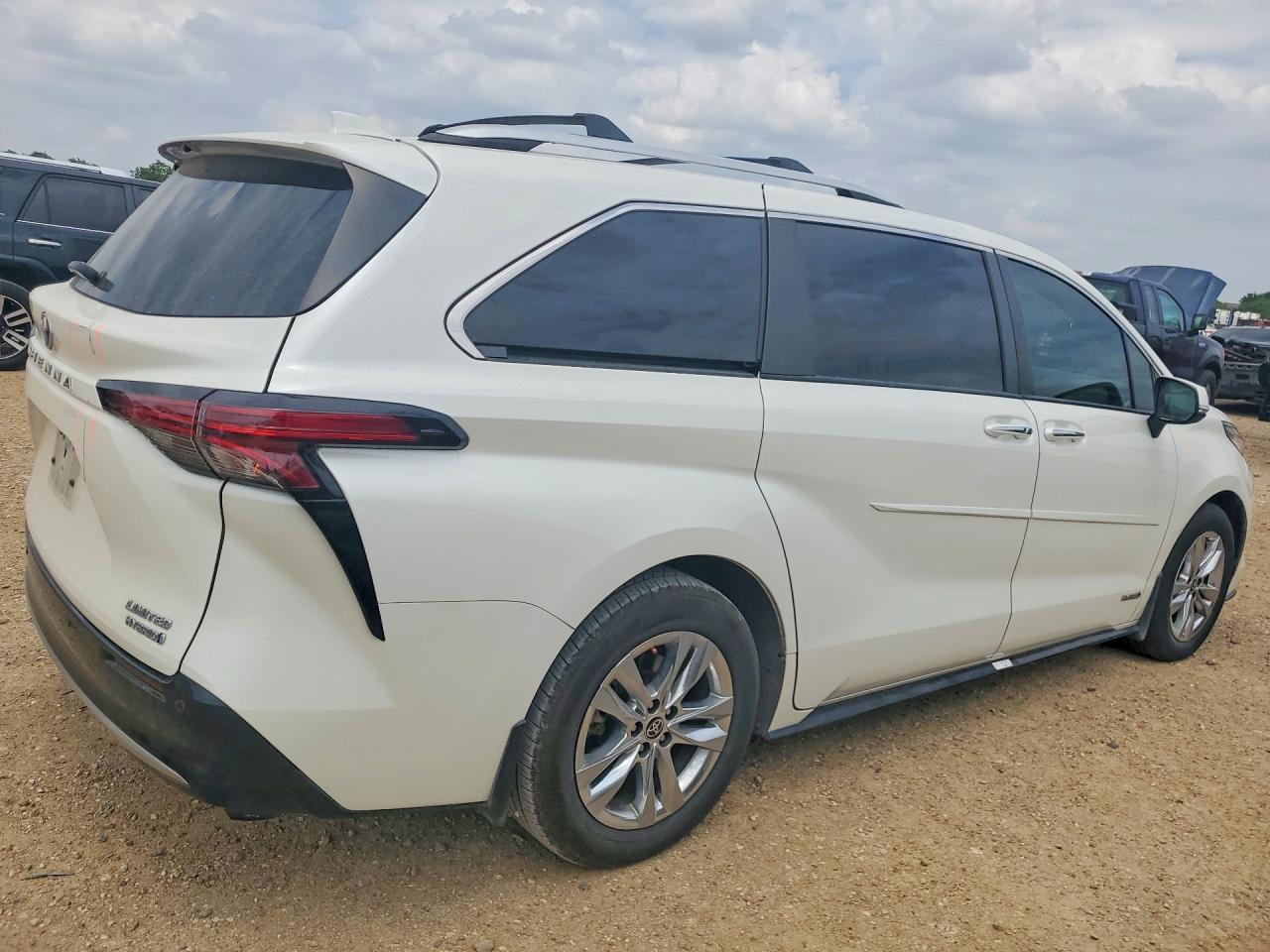 2021 Toyota Sienna Limited 7-Passenger - Image 3