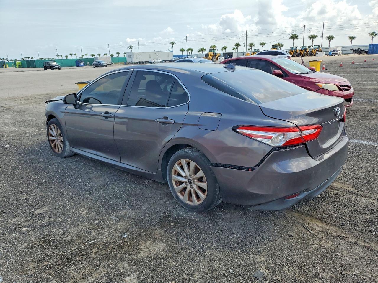2020 Toyota Camry Le - Фото 2