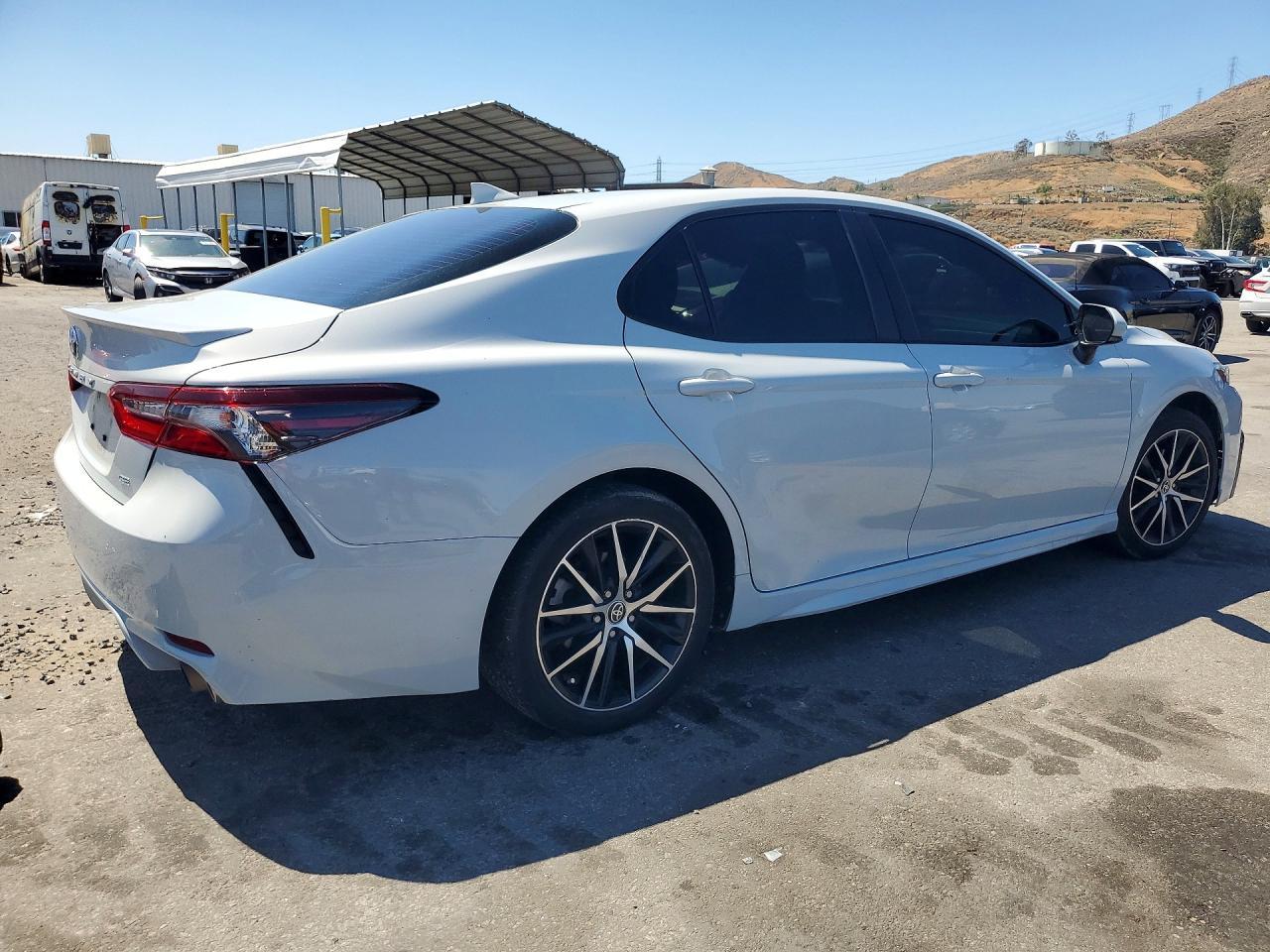 2023 Toyota Camry Se - Фото 3