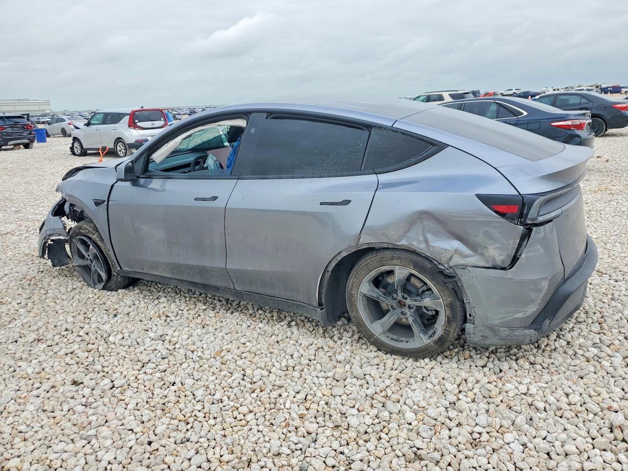 2026 Tesla Model Y - Фото 2