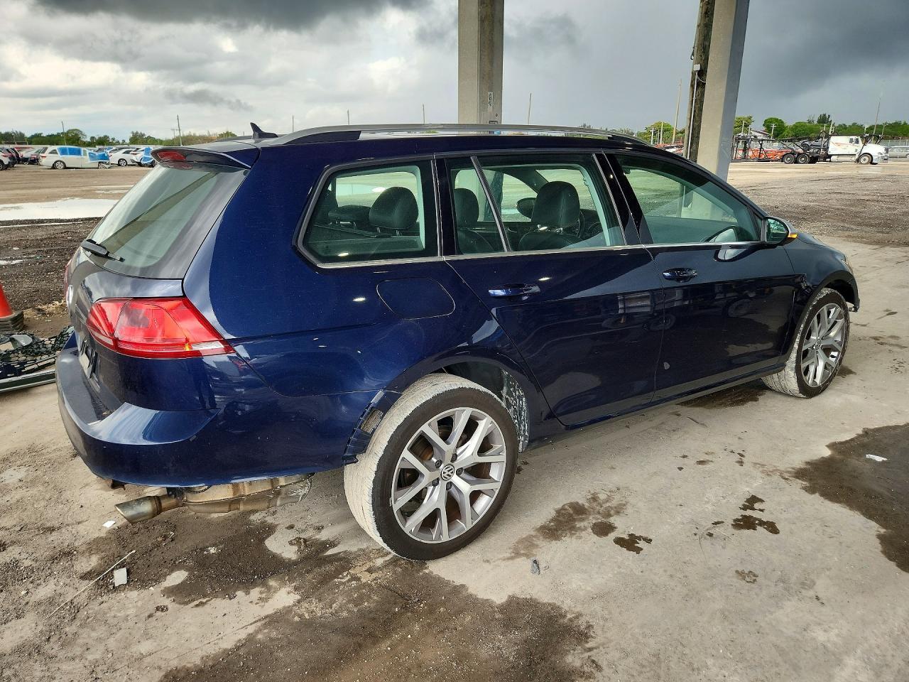 2017 Volkswagen Golf Alltrack S - Image 3
