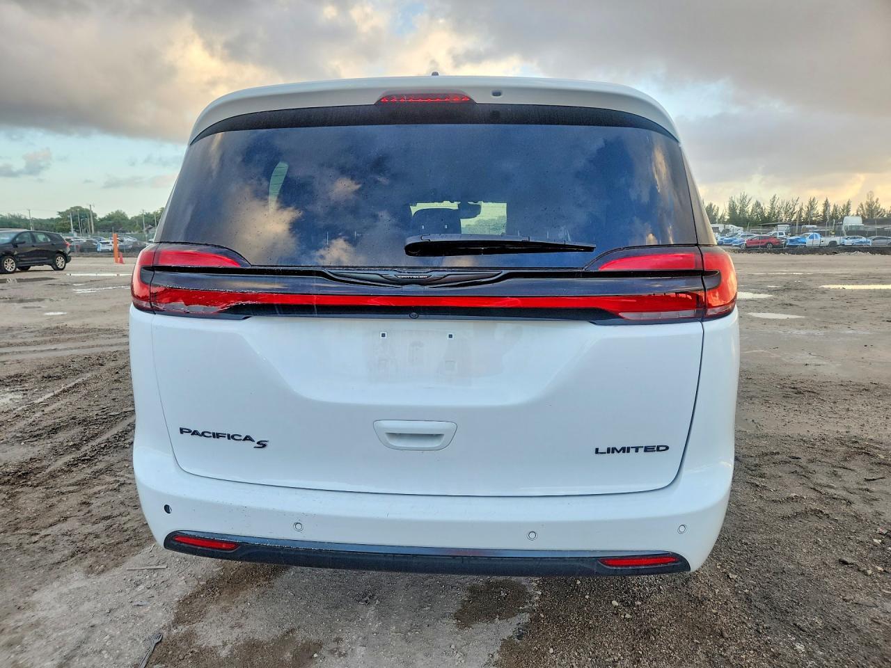 2025 Chrysler Pacifica Limited - Image 6