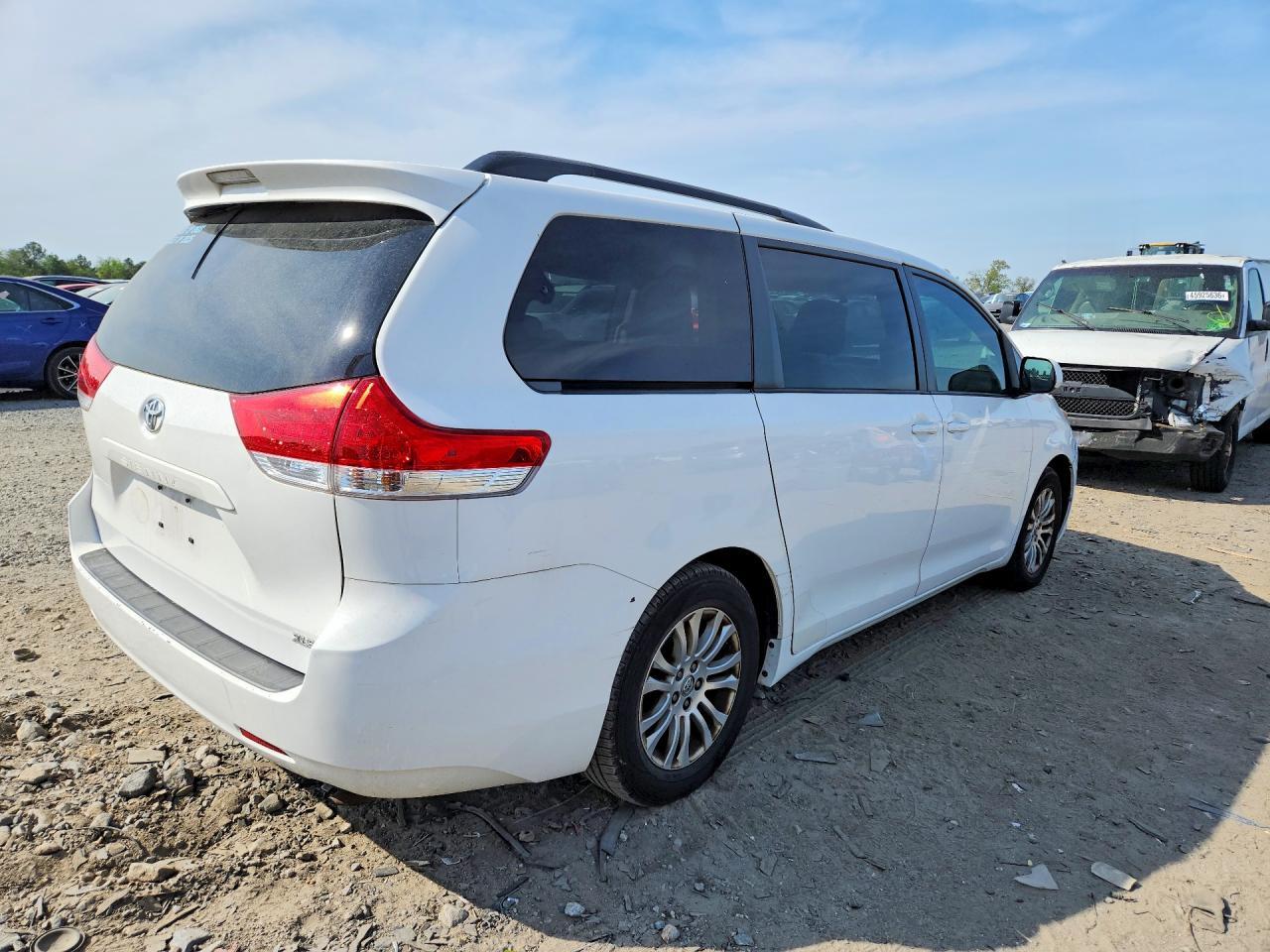 2014 Toyota Sienna Xle 8-Passenger - Фото 3