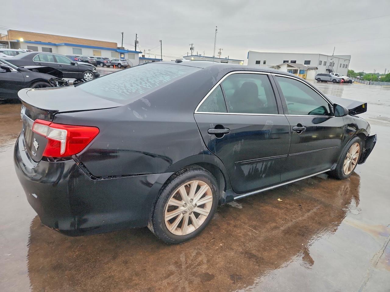 2014 Toyota Camry Xle V6 - Image 3