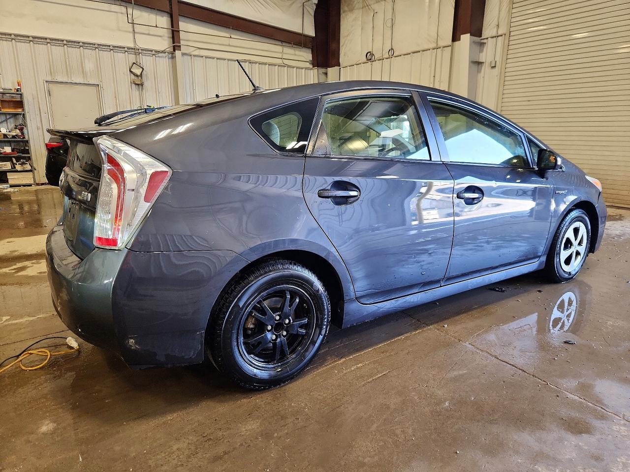 2015 Toyota Prius Two - Фото 3