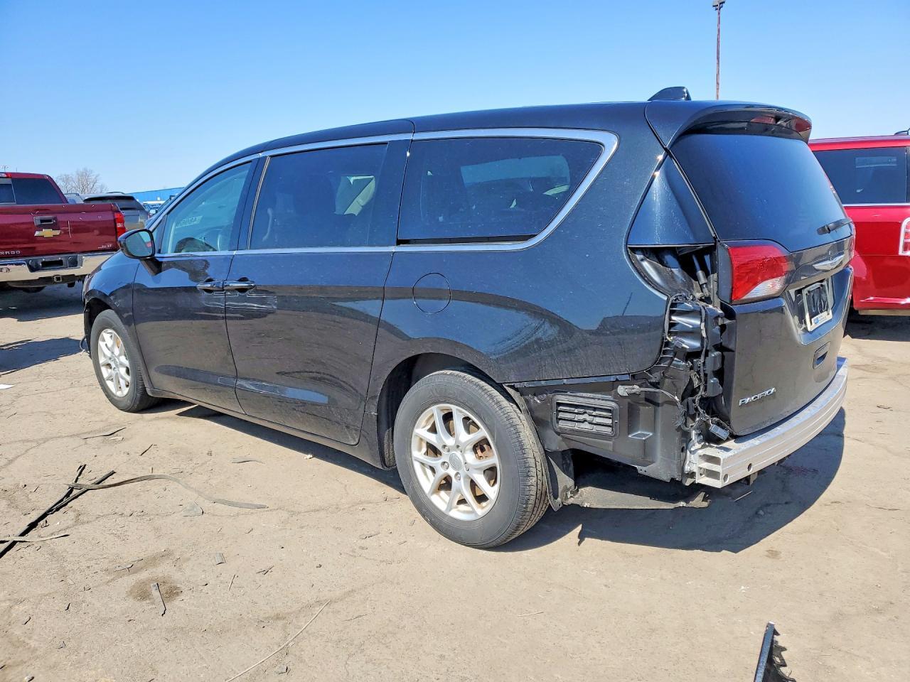 2020 Chrysler Pacifica Touring - Фото 2
