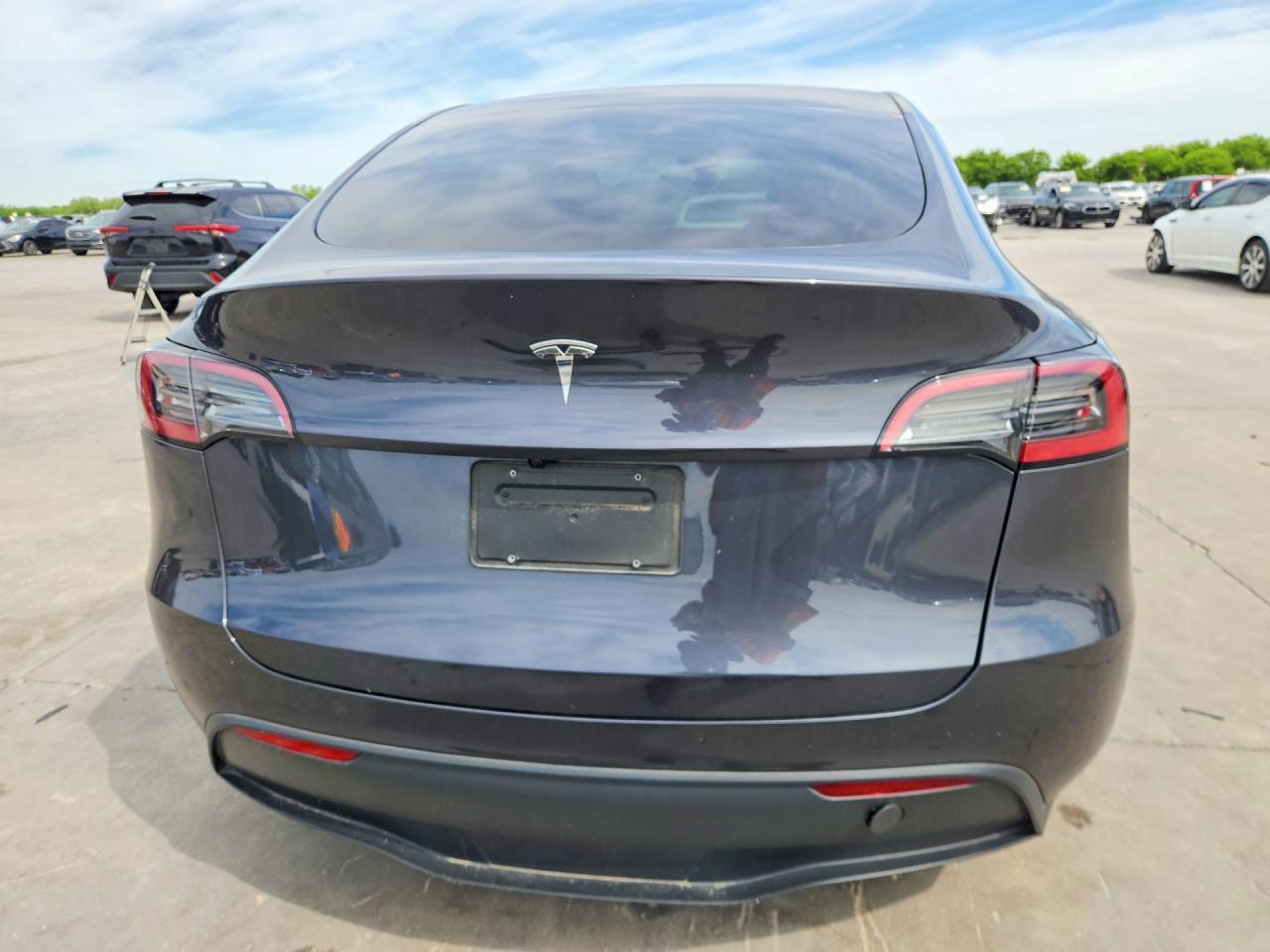 2025 Tesla Model Y - Фото 6
