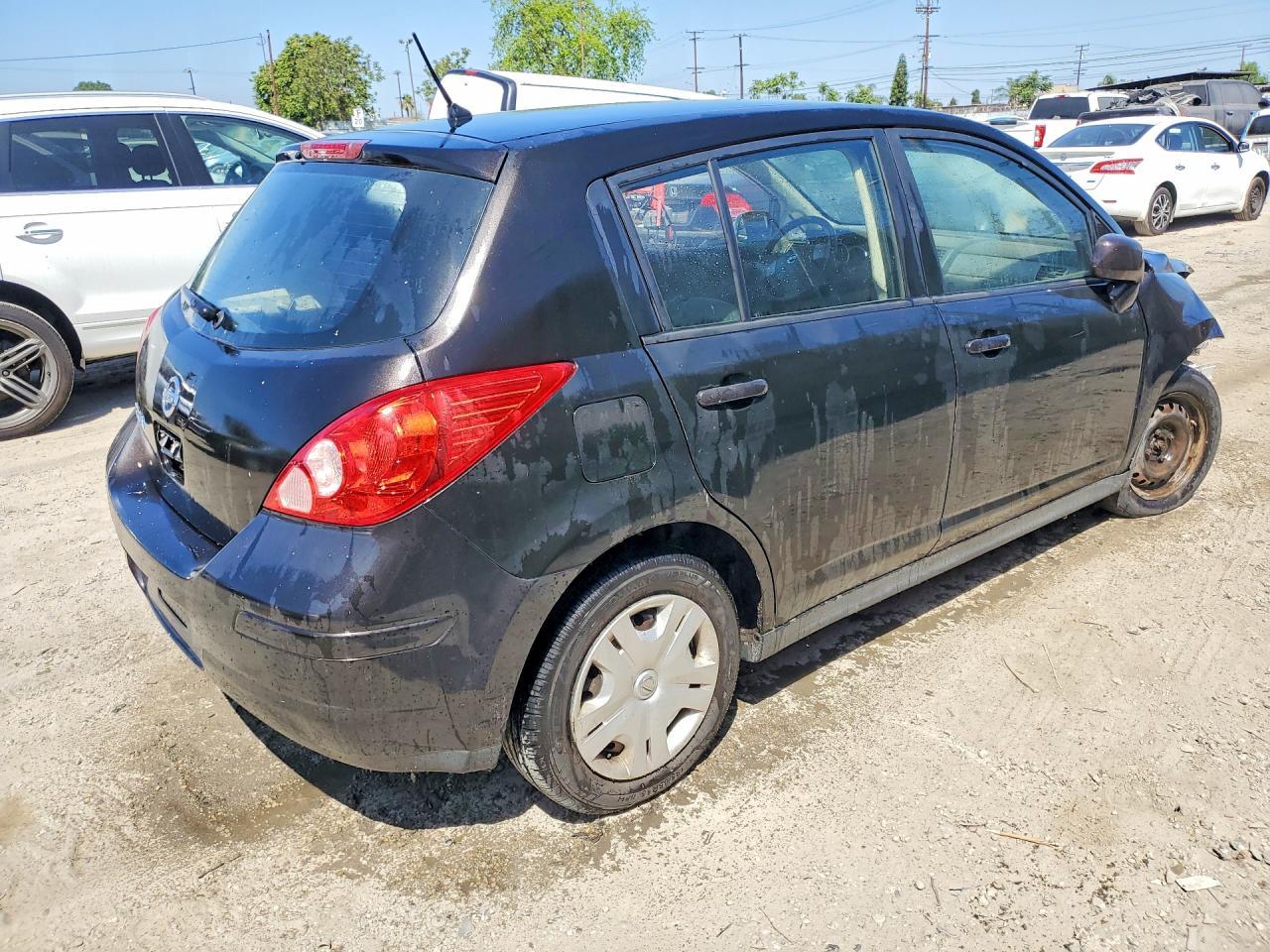 2011 Nissan Versa 1.8 S - Image 3