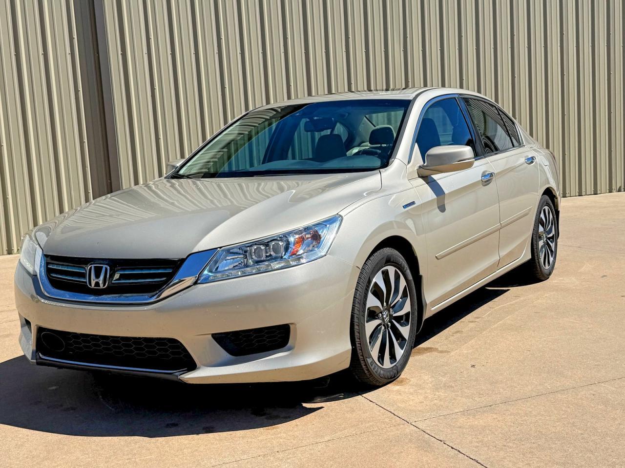 2015 Honda Accord Touring Hybrid - Image 2