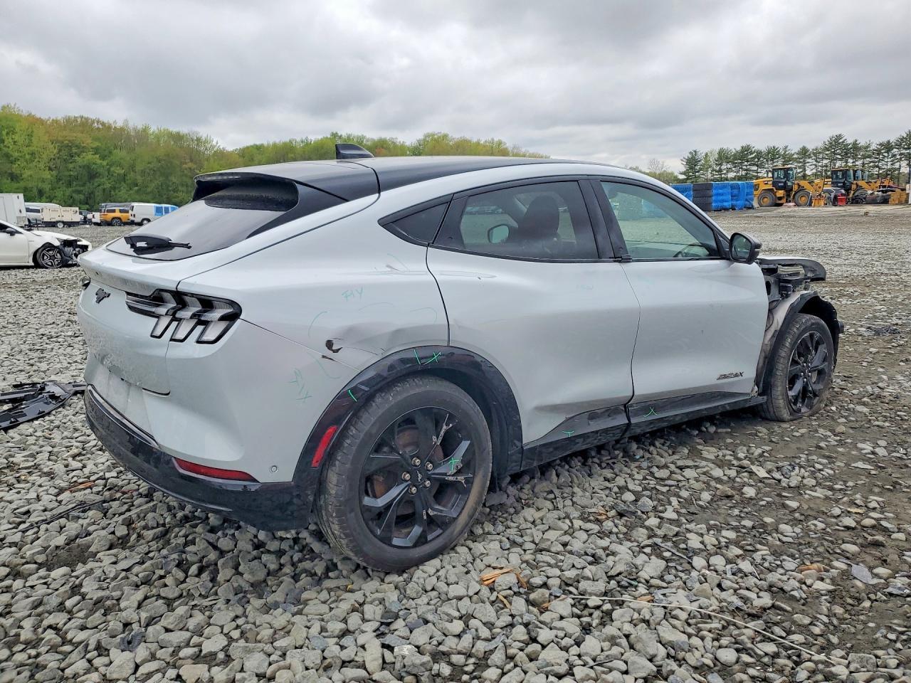 2023 Ford Mustang Mach-E Premium - Фото 3