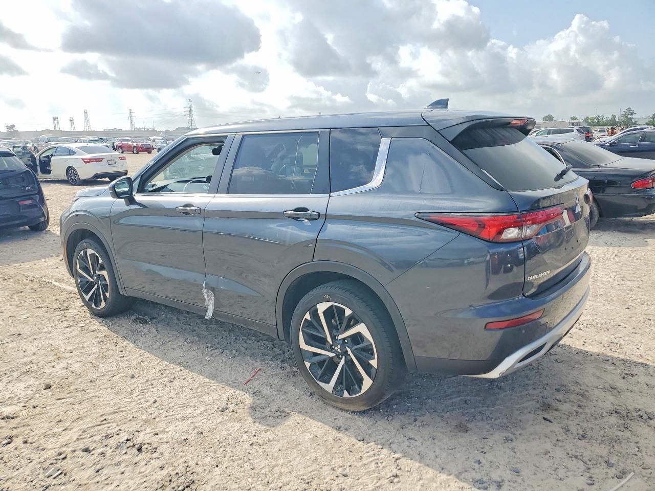 2024 Mitsubishi Outlander Se - Image 2