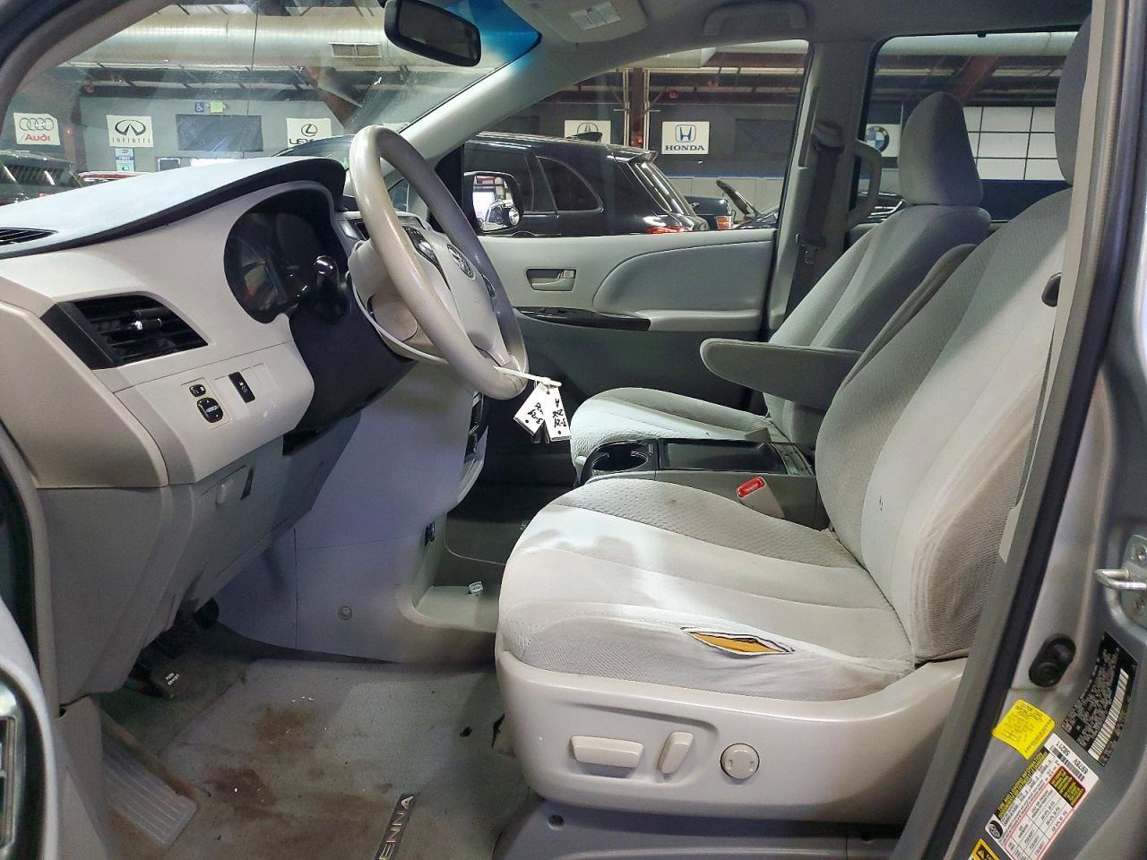 2011 Toyota Sienna Le 8-Passenger - Image 7