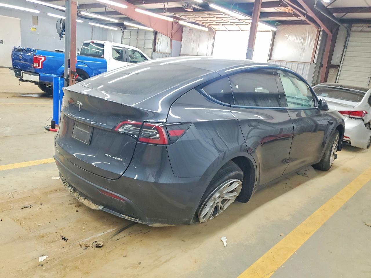 2024 Tesla Model Y - Фото 3