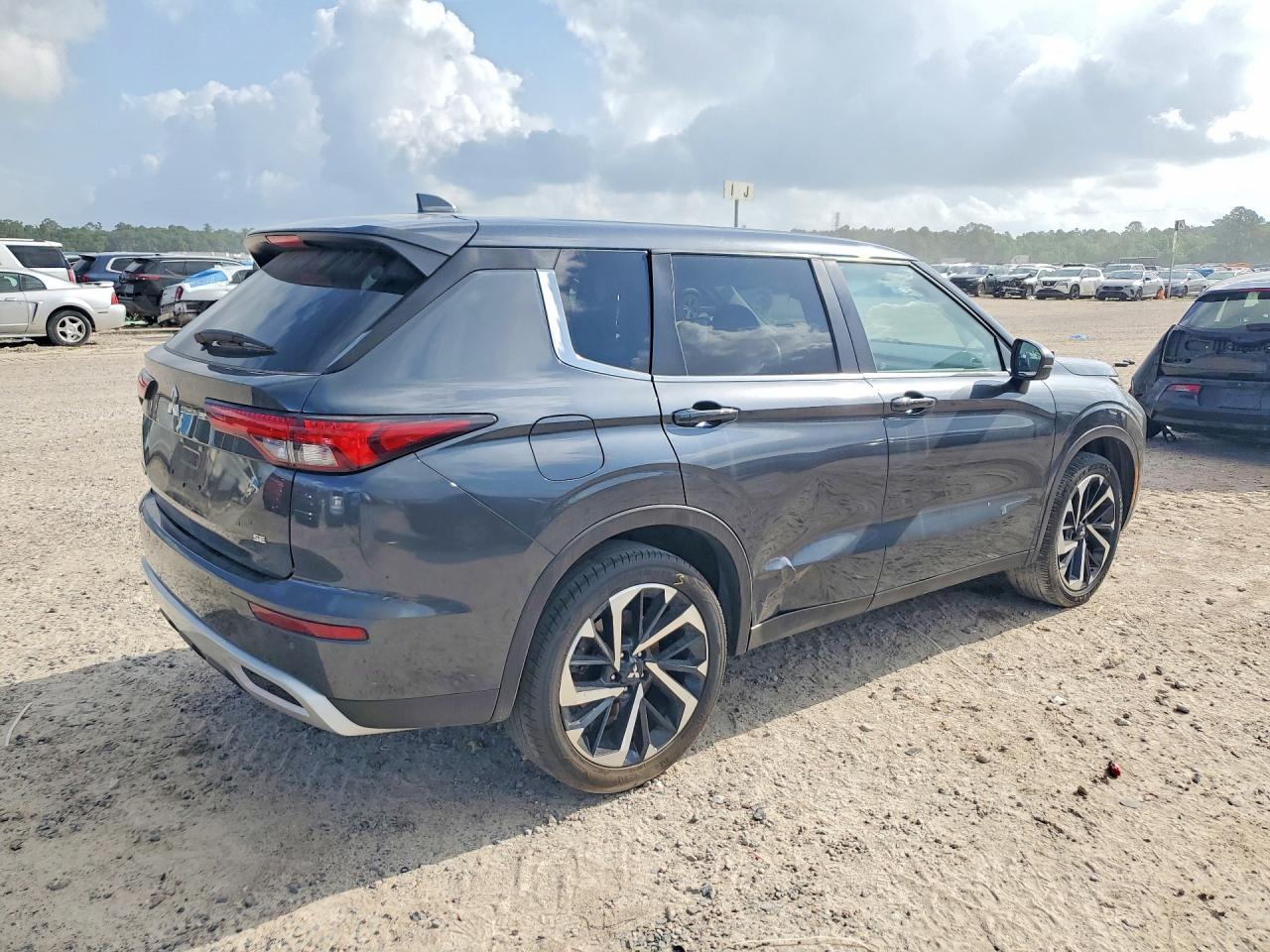 2024 Mitsubishi Outlander Se - Image 3