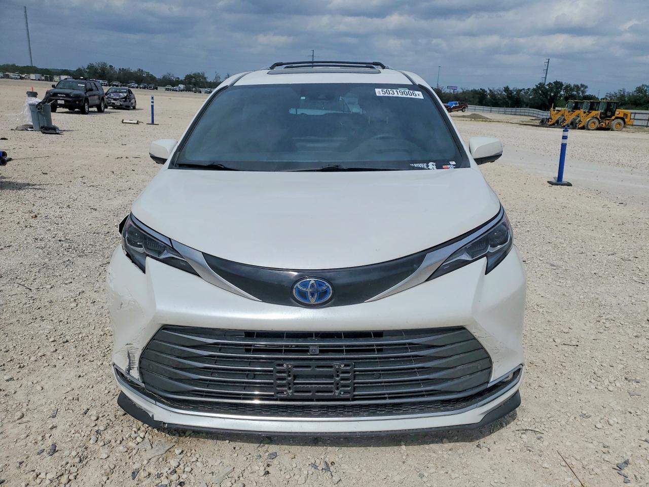 2025 Toyota Sienna - Image 5