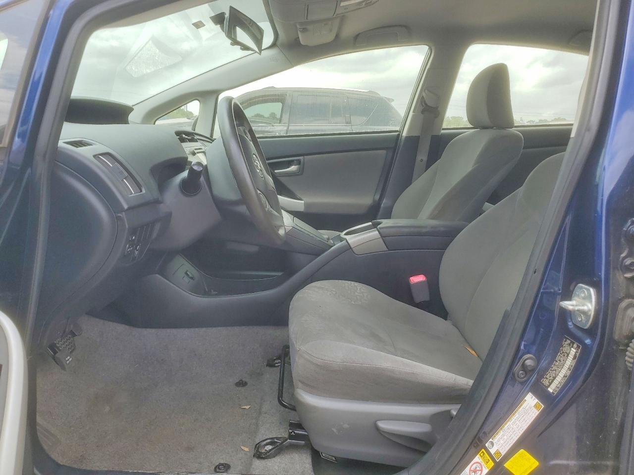 2013 Toyota Prius Three - Image 7