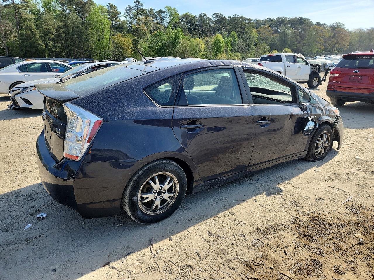 2011 Toyota Prius Three - Фото 3