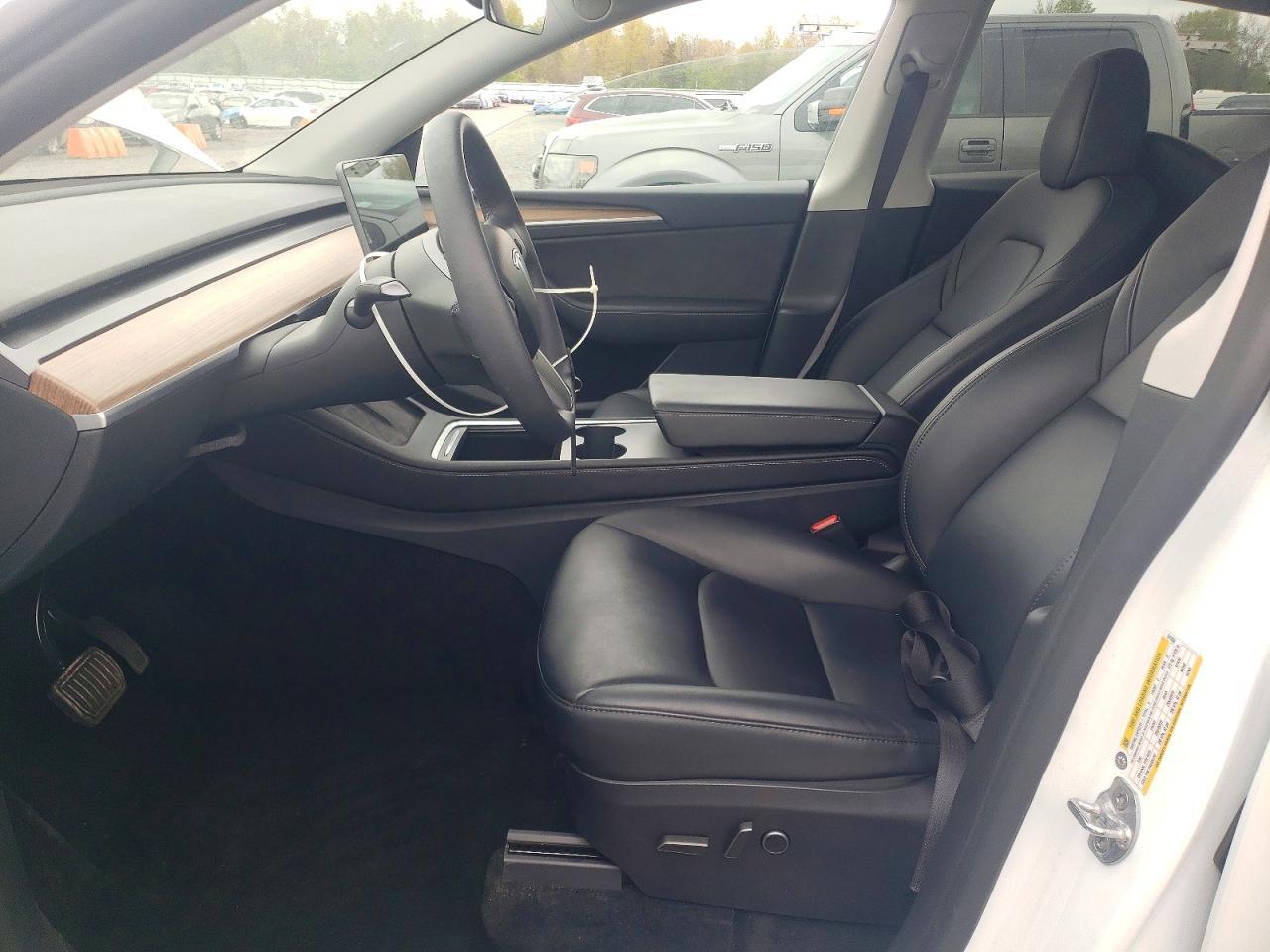2025 Tesla Model Y - Фото 7