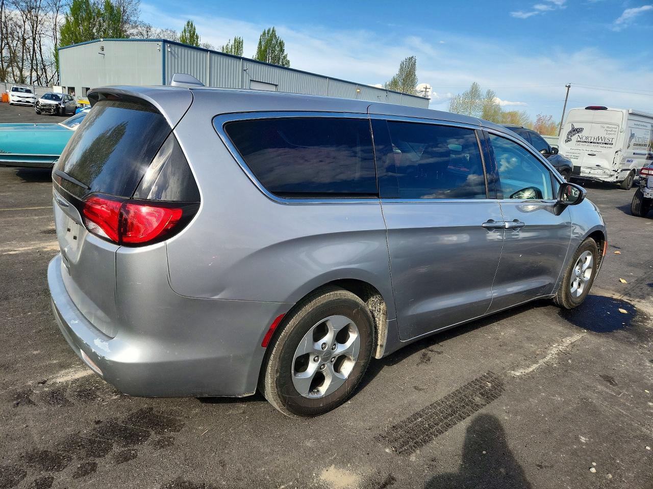 2017 Chrysler Pacifica Lx - Image 3