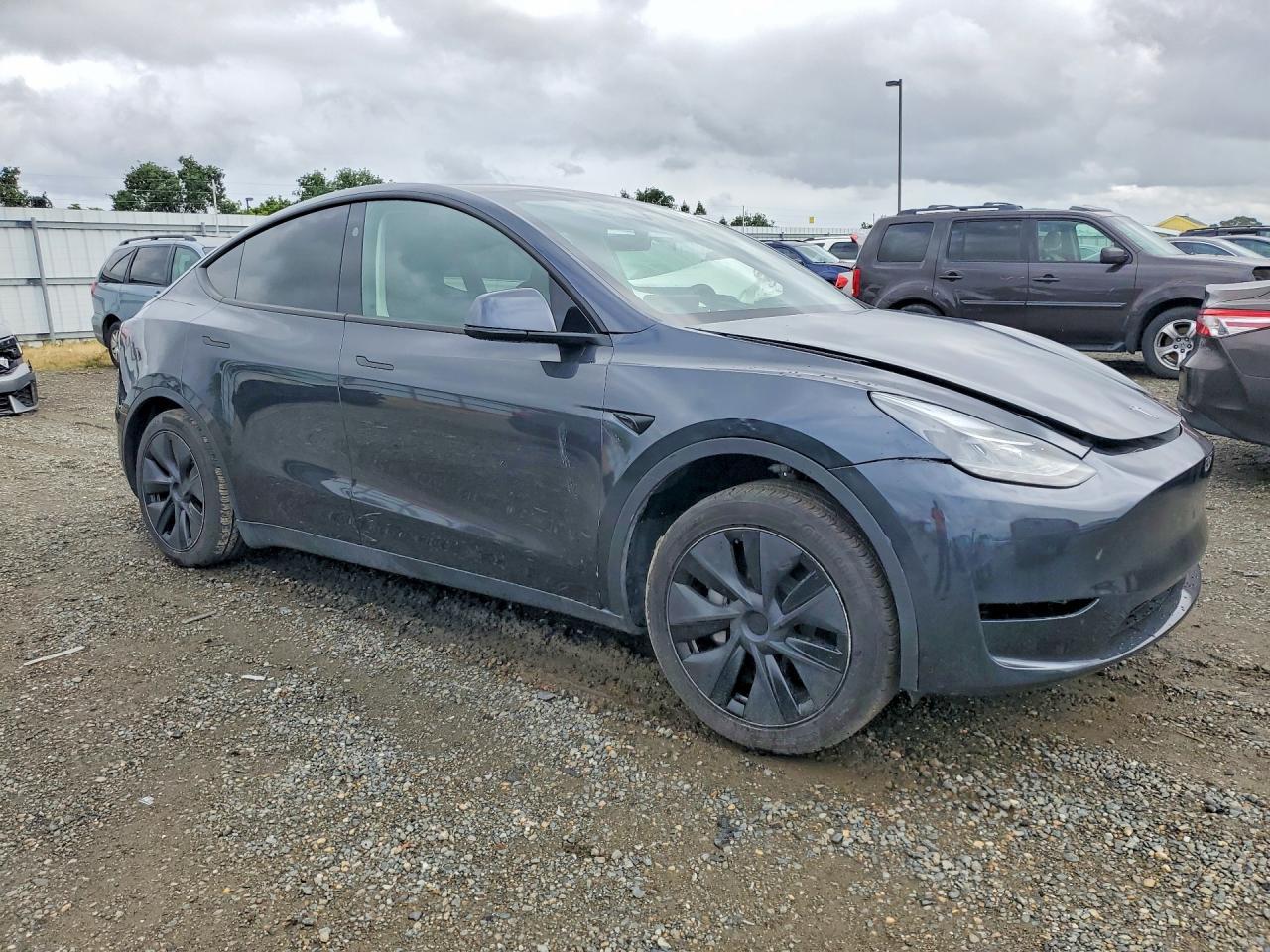 2025 Tesla Model Y - Фото 4