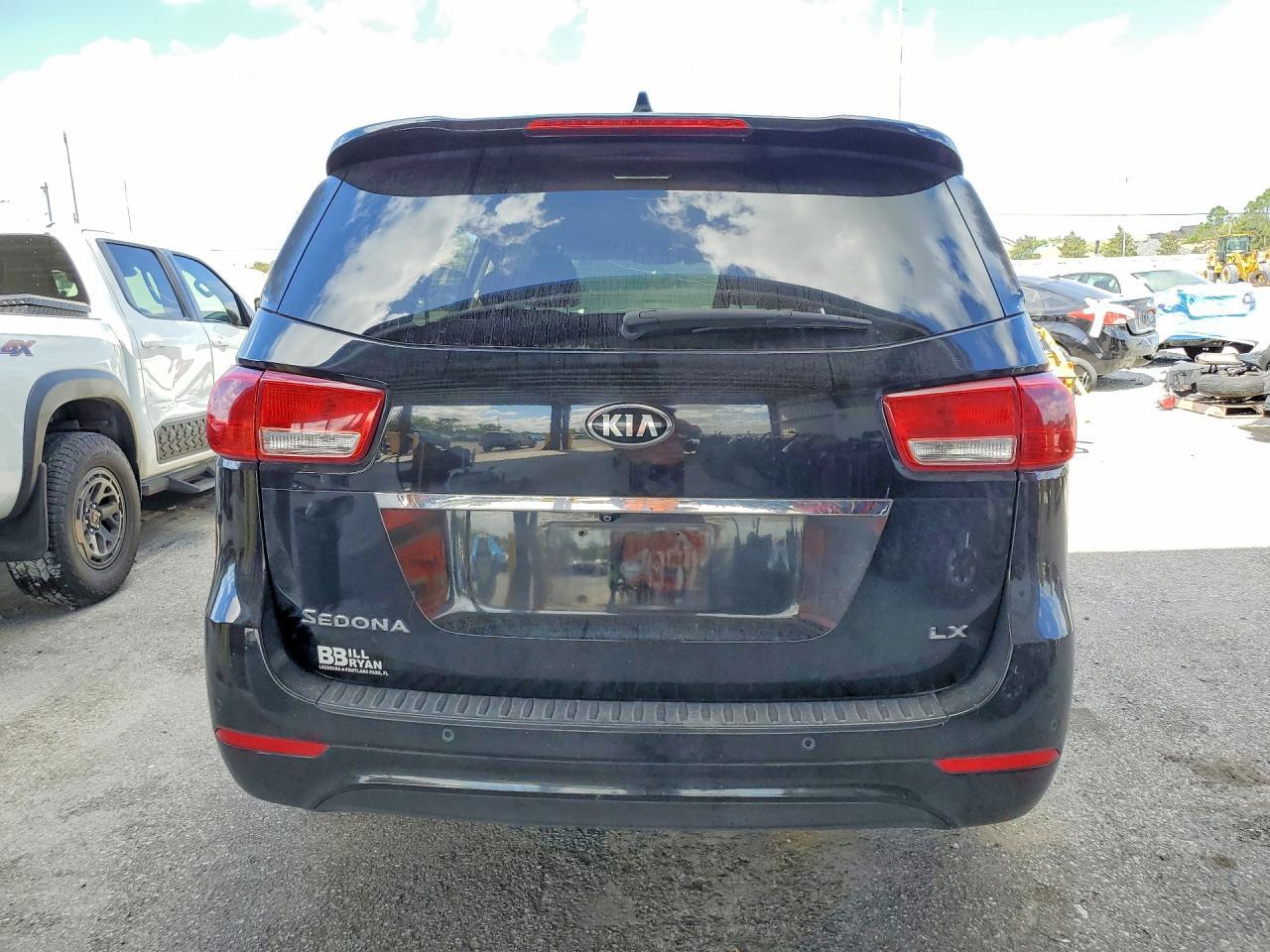 2017 Kia Sedona Lx - Image 6